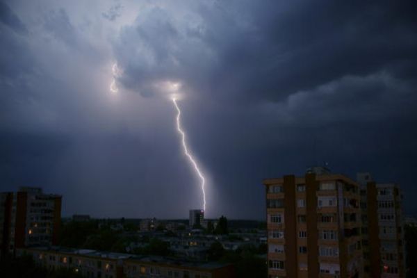 Meteorolog, semnal de alarmă: efectele dezastruoase ale furtunilor - vremea severă face ravagii în România