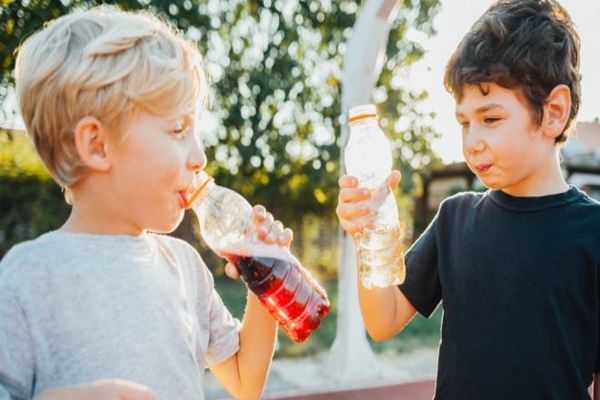 Eurostat. Peste 3% din populația României consumă, zilnic, sucuri îndulcite cu zahăr