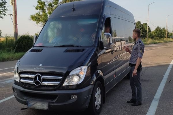 Autoturism cu I.T.P. fals, depistat în trafic de polițiștii de frontieră 