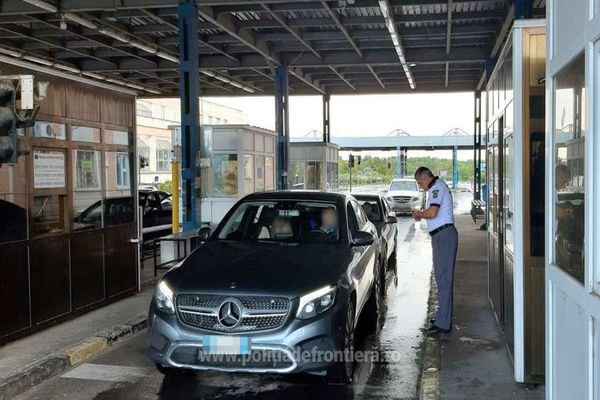 Căutată pentru trafic de persoane, depistată la controlul de frontieră