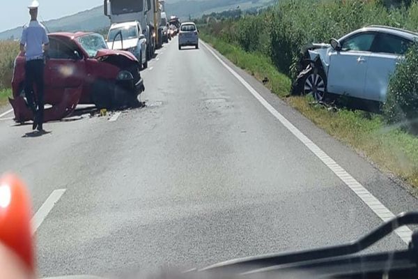 Mai multe persoane au avut nevoie de îngrijiri medicale în urma unor accidente rutiere