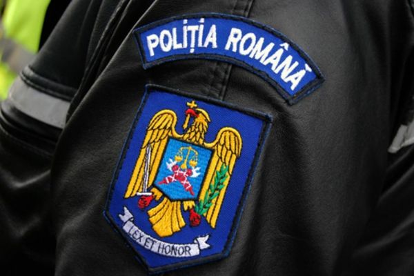 Polițist bătut cu poșetele în cap, de două femei din Murgeni!