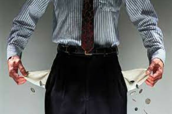 În fața valului de scumpiri, salariile românilor au scăzut ca putere de cumpărare