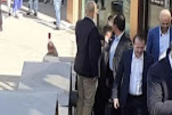 VIDEO - Florin Cîțu și echipa de susținători, primiți cu huiduieli la Iași: "Trădătorii! Securiștii!