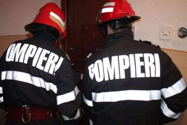 Femeie salvată de pompieri