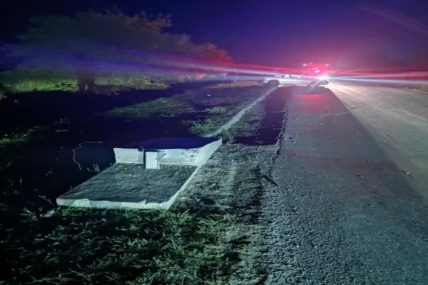 Doi tineri din Bacău și Vaslui au ajuns la spital după ce mașina în care se aflau a intrat într-un cap de pod! Șoferul vinovat era băut