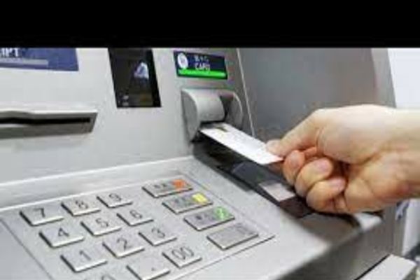 Metoda "Furculița", noua tehnică de furt din BANCOMAT care alertează autoritățile. Până unde poate merge ingeniozitatea hoților