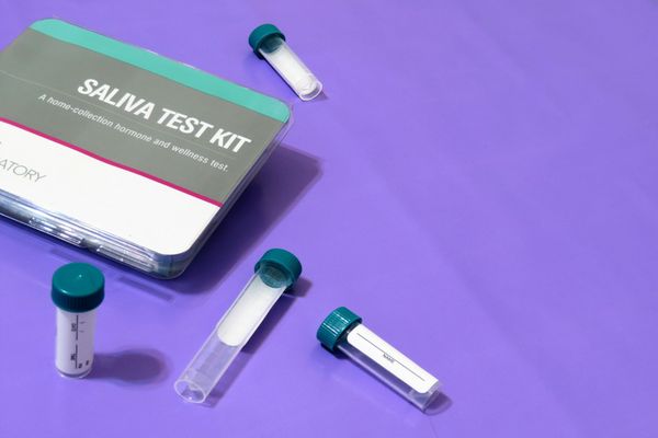 Testele de salivă NU au ajuns nici acum în școli!1.100 de unități de învățământ își desfășoară activitatea în online