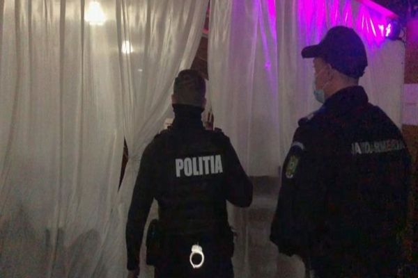 Petrecere întreruptă de polițiști