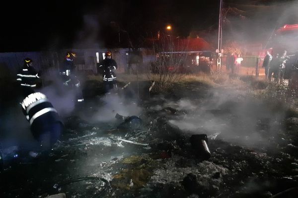 Rulotă mistuită de flăcări în Vaslui