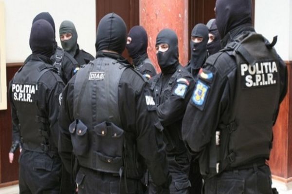 Percheziții la traficanții de droguri! 16 persoane, conduse la audieri