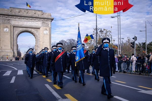 STS, prima defilare la parada de Ziua Naţională - 50 de specialişti şi 6 autospeciale de comunicaţii vor trece pe sub Arcul de Triumf