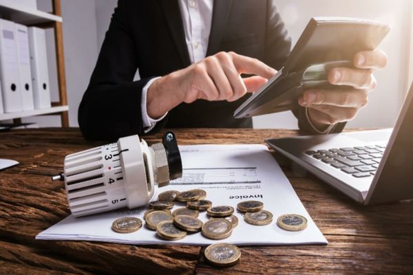 Facturi la energie ÎNTÂRZIATE pentru milioane de români: Furnizorii nu au ştiut cum să aplice reducerile promise de stat