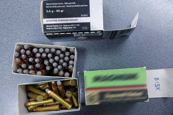 A încercat să treacă vama având asupra sa 66 de cartușe letale