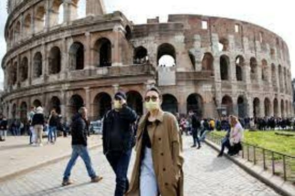 Masca de protecție devine obligatorie în exterior, în Italia