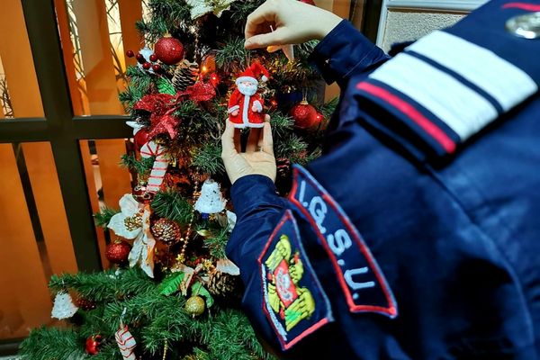 Măsuri de siguranță la împodobirea bradului. Sfaturi de la pompieri