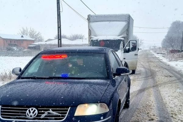 ECHIPAŢI-VĂ CORESPUNZĂTOR AUTOTURISMUL CÂND CIRCULAŢI PE DRUMURI ACOPERITE CU ZĂPADĂ SAU POLEI