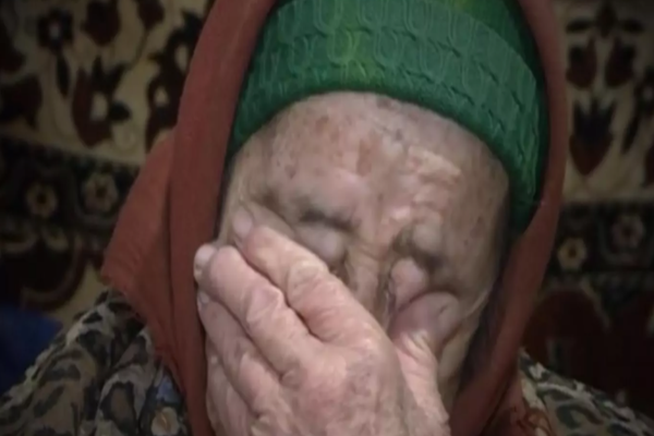 VIDEO | Durere și neputință. O pensionară, mama și tată pentru cei 7 nepoți