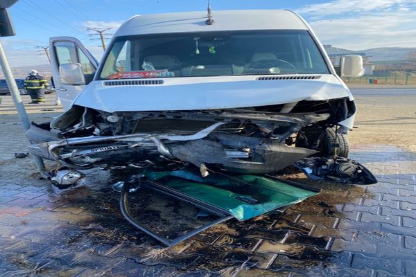 ACCIDENT pe un drum din Vaslui! A fost implicat un microbuz pentru transport persoane
