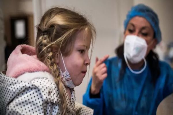 Peste 10 milioane de teste anti-Covid au ajuns în școli. 46 de unități funcționează online