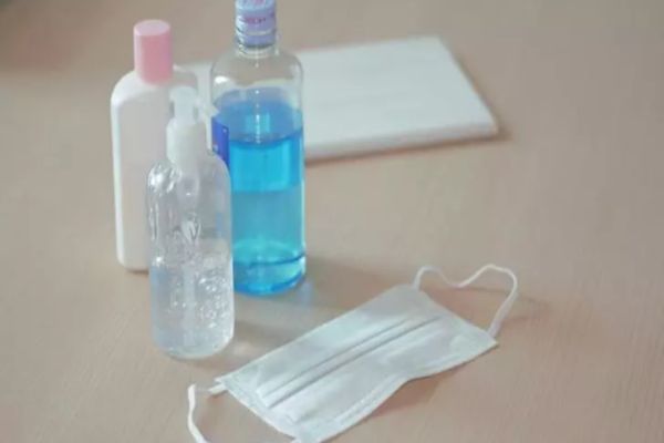 Dezinfectarea mâinilor în exces, pericol pentru sănătate. Care sunt riscurile și cum le putem preveni