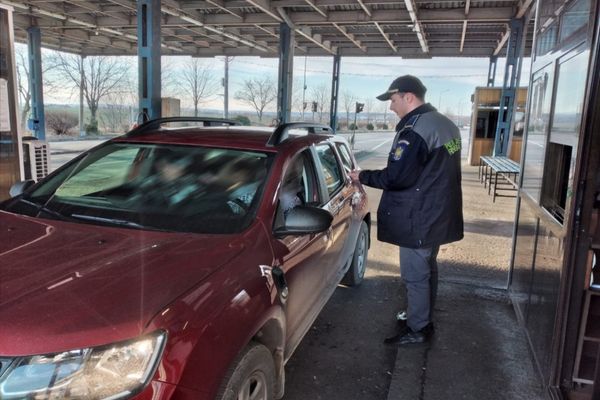 Dublură a unui permis de conducere valabil, descoperită la controlul de frontieră
