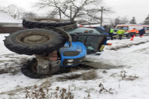 Un bărbat a ajuns la spital după ce s-a răsturnat cu tractorul în șanț