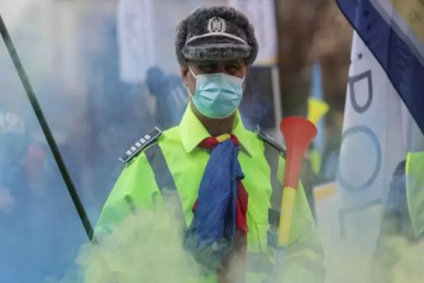 Protest în fața Guvernului. Polițiștii și rezerviștii ies în stradă - nu vor înghețerea salariilor