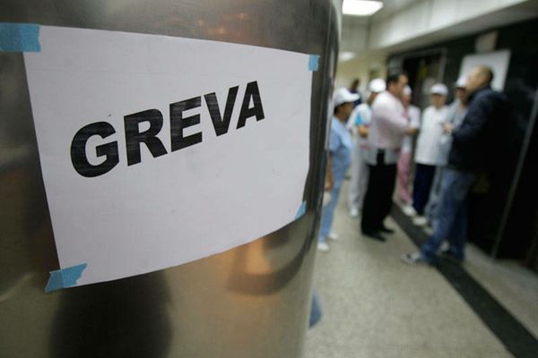 Angajații prefecturilor din mai multe județe, în grevă de avertisment!