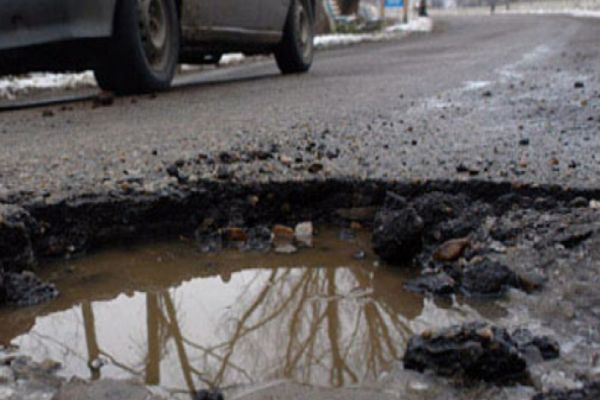 Șoferii vor putea raporta GROPILE de pe autostrăzile și drumurile naționale prin intermediul unei aplicații GPS