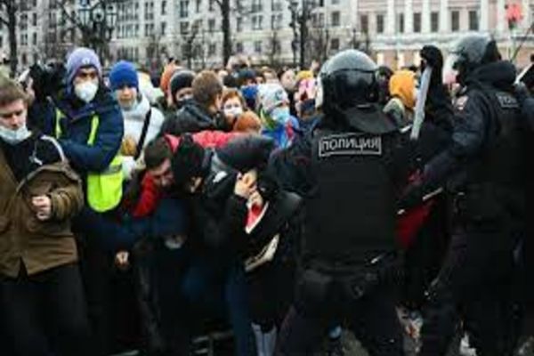 6.440 de arestări după protestele desfășurate în Rusia - Oamenii scandează împotriva războiului dus de Putin