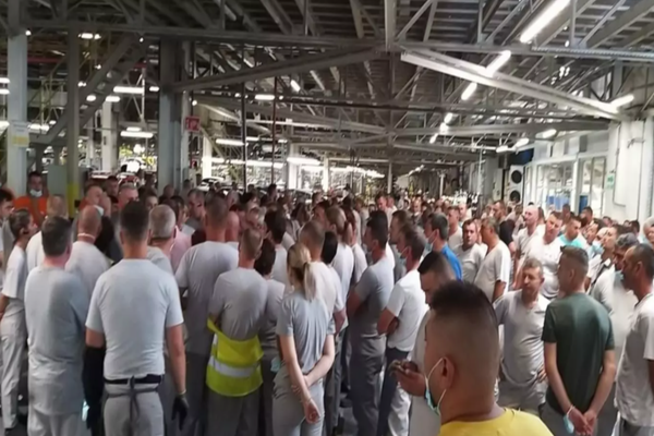 Războiul din Ucraina afectează și România. Angajații Dacia, trimiși acasă cu 85% din salariu