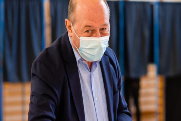 Traian Băsescu a fost externat. Soția fostului președinte recunoaște că problemele medicale ar fi grave
