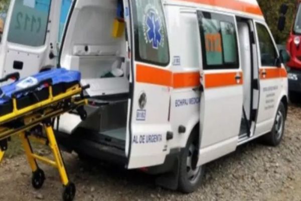 Doi tineri au ajuns la spital în urma unui accident rutier