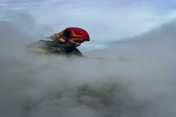 Mașină în flăcări pe un drum din Vaslui! Pasagerii au reușit să se evacueze