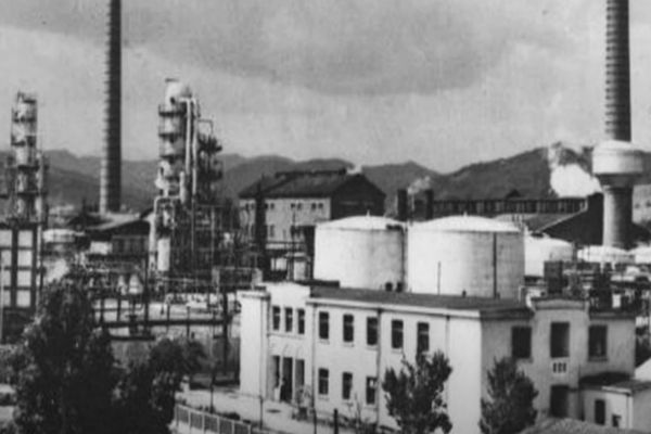 CULISELE STATULUI PARALEL. Cea mai veche rafinărie din România tocmai a fost radiată