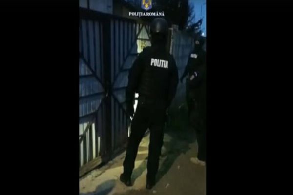 Percheziții domiciliare ale poliţiştilor din Prahova în Ilfov şi Vaslui. Sunt vizate persoane care au dat ţepe cu autoturisme