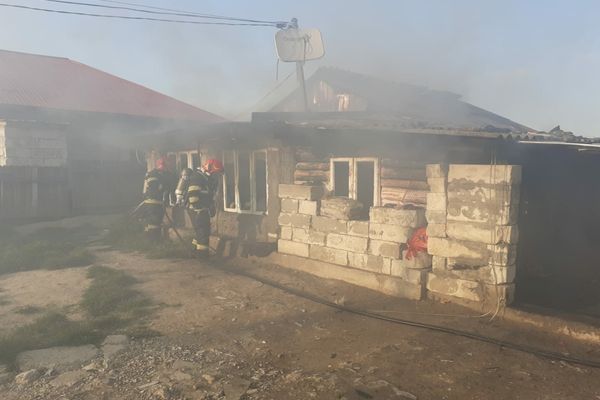 Un scandal între vecini s-a lăsat cu FOC! Pentru stingerea incendiului, pompierii au fost păziți de polițiști