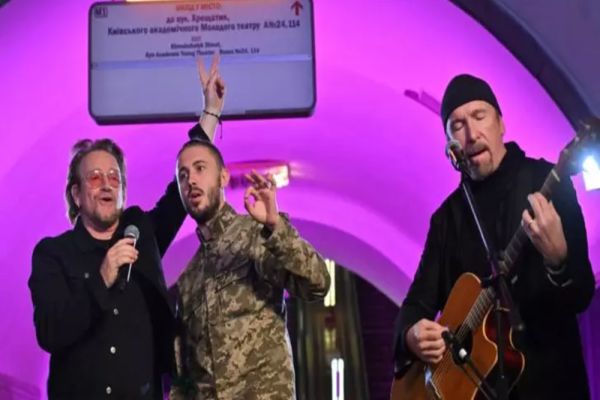 VIDEO | Formația U2, apariție inedită. Mini-concert în metroul din Kiev