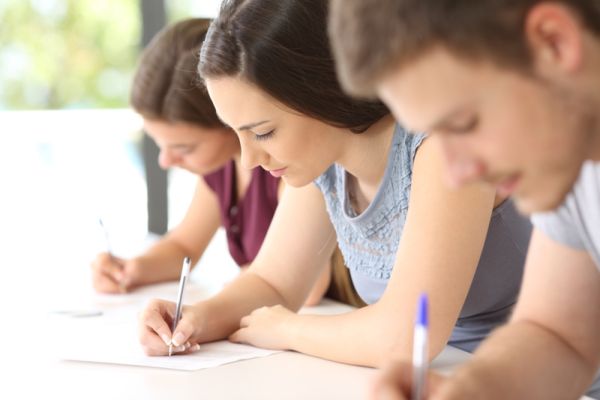 Mâine, 14 iunie, absolvenții de clasa a VIII-a încep Evaluarea Națională 2022, cu proba scrisă la Limba și literatura română