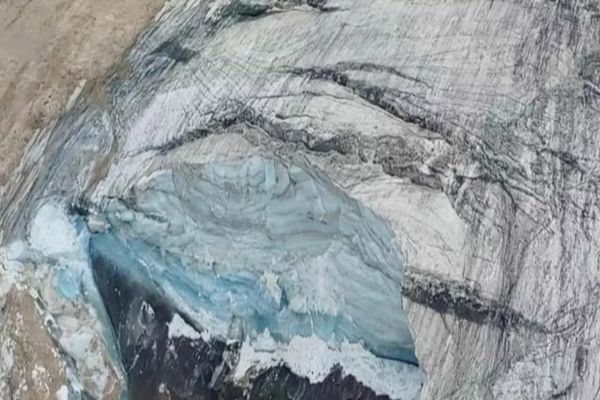 Mai mulți români, dispăruți după prăbușirea ghețarului Marmolada