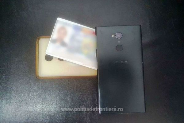 Carte de identitate falsă, ascunsă în husa telefonului