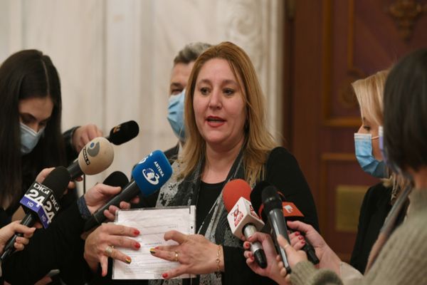 Diana Șoșoacă s-a apucat de cântat: Cum a interpretat „Mărioară de la Gorj - Imagini virale. Val de glume pe internet