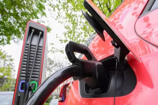 Top 10 cele mai vândute mașini din România. Explozie la înmatriculări de automobile electrice și hibrid