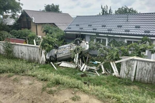 Un tânăr buzoian s-a oprit cu mașina în peretele unei case din Muntenii de Jos, județul Vaslui