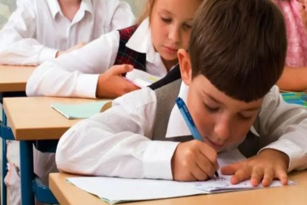 MIPE, anunț pentru părinți: TICHET de 500 de lei pentru sute de mii de copii din familii defavorizate - Cererea, depusă până la 10 septembrie