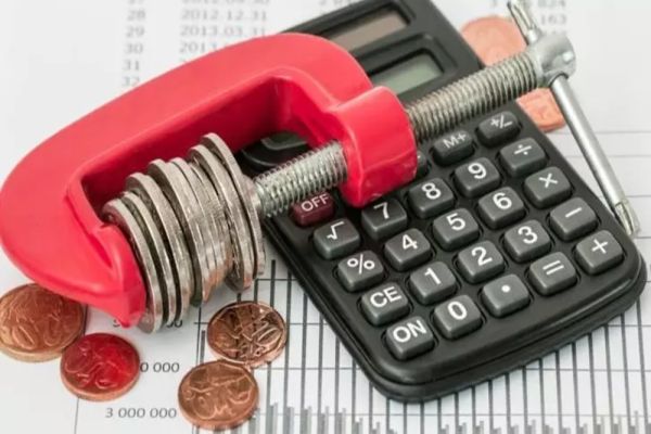 ANAF pune taxe şi după deces. Românii cu venituri extrasalariale plătesc contribuţii şi după moarte