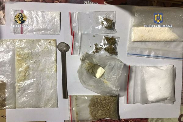 Descinderi la traficanții de droguri din Vaslui! 8 persoane reținute