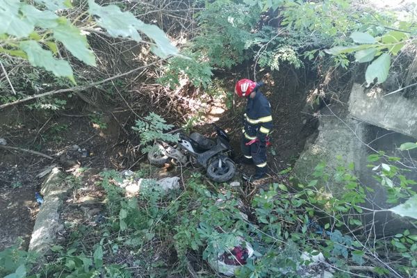 VASLUI: Bărbat căzut de aseară într-o râpă de nouă metri!