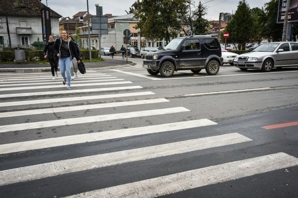 Toate trecerile de pietoni vor fi iluminate și semnalizate – Legea adoptată de Parlament